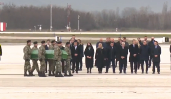 Fillon nxjerrja e kufomave, në Aeroportin e Shkupit edhe Presidentja Osmani