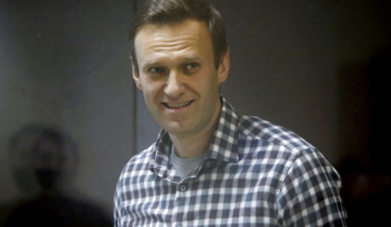 Navalny tallet, thotë se është bërë “rrobaqepëse” në burg, i është dashur të zgjedhë