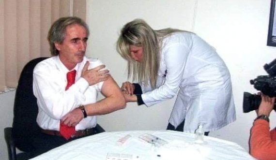 Ish-ministri i Shëndetësisë thotë se është i gatshëm që ta marrë i pari dhe para kamerave vaksinën anti-Covid
