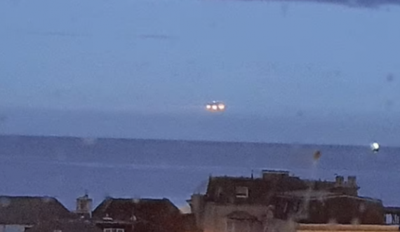 Studenti anglez thotë se pa ‘UFO-në e madhe’ që qëndroi pezull mbi deti ‘për dhjetë sekonda’