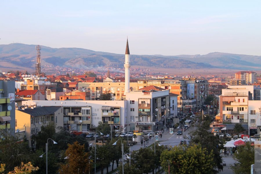 Thirrja e komunës së Gjilanit drejtuar qytetarëve: Mos dilni shumë, lejoni hapësirë për mërgimtarët gjatë pushimeve