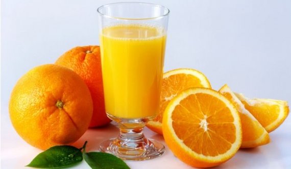 Anët negative të domateve, ananasit dhe lëngut të portokallit