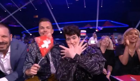 Shqiponja dykrenare në “Eurovision” e Gjonit tërboi serbët, ja çfarë shkruajnë mediat