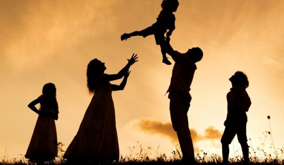 Ky vend relakson rregullat e planifikimit familjar për të lejuar tre fëmijë për çift 