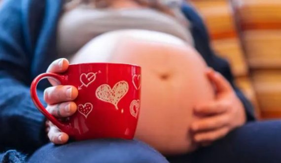 A duhet të konsumoni kafe gjatë shtatzënisë? Studimi i fundit zbulon rreziqet me të cilat mund të përballeni nëse pini më shumë se…