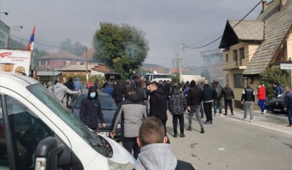 Policia vazhdon aksionin në veri, serbët mblidhen edhe në Zubin Potok e Zveçan, sërish tym 