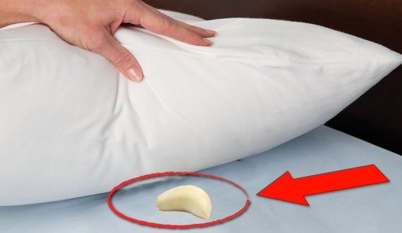 Çfarë ndodh nëse flini me një thelb hudhër nën jastëk?