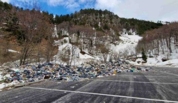 Mbeturina të shumta në skaj të rrugës në Brezovicë