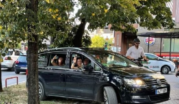 Mërgimtarët futen me veturë në trotuar e hapësirë të gjelbër – i bëjnë gjeste qytetarit që i fotografoi