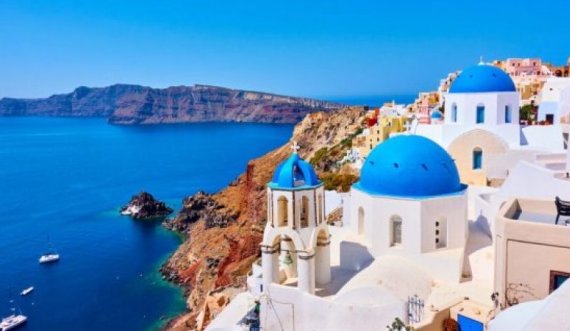 Pse shtëpitë në ishujt e famshëm grekë janë të ngjyrosura bardhë e kaltër? 