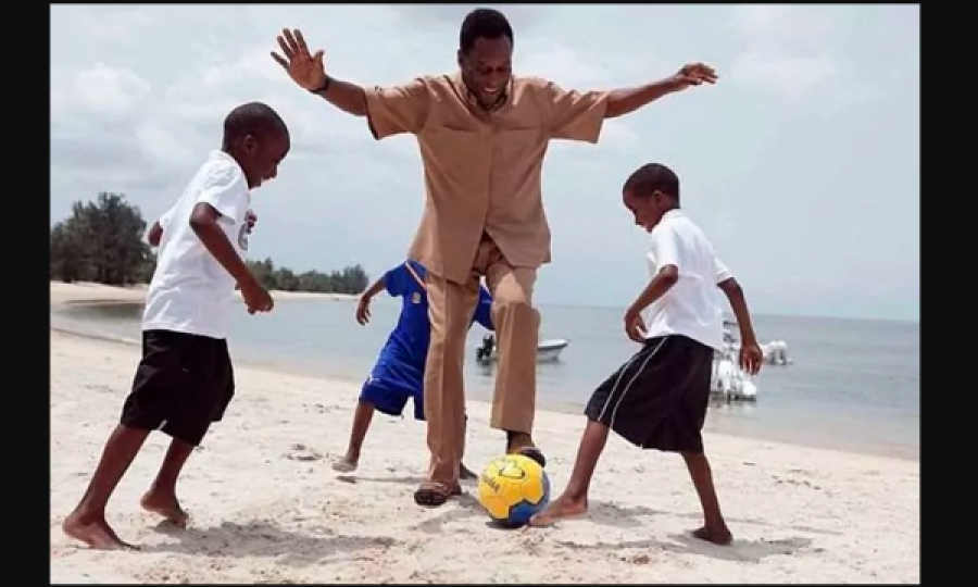  Legjenda e futbollit brazilian Pele akoma e sundon topin,  në gjendje shumë të mirë  shëndetësore