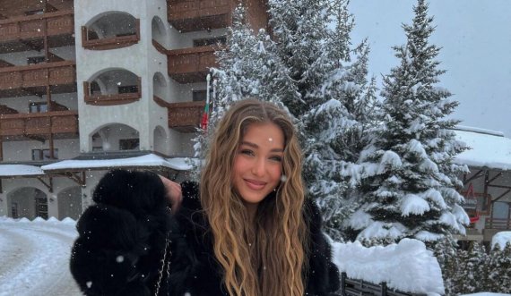 Motra e Adelinës me poza mahnitëse në borë