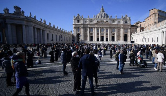 Modelja thotë se u dëbua nga Vatikani shkaku i veshjes ‘tepër s*ksi’