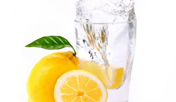 6 superfuqitë e ujit me limon dhe impakti në organizëm
