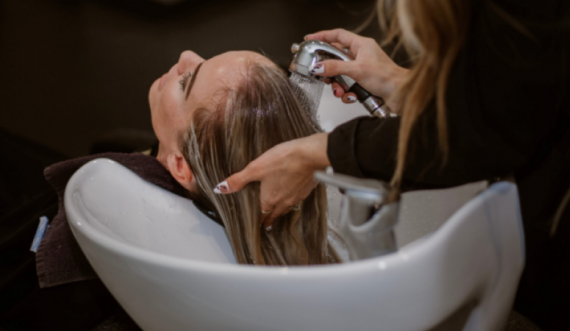 Kryetari i këtij qyteti ndalon frizerkat dhe berberët të lajnë flokët e klientëve dy herë me shampo