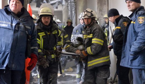 Mbi 20 të plagosur në sulmin në Kharkiv dhe disa të mbetur nën rrënoja