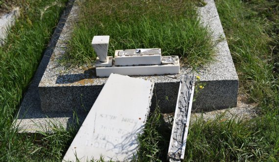 Ndodh në Vushtrri, në ditën e Bajramit ia dëmtojnë varrezat e prindërve
