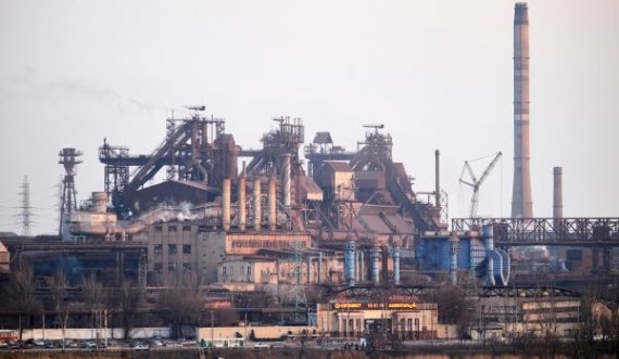 Qindra ukrainas të izoluar në një fabrikë çeliku në Mariupol