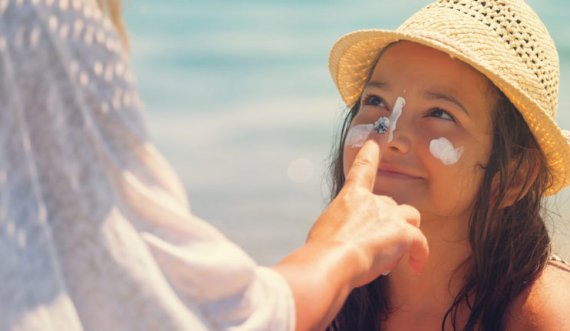 Gjashtë mënyra të thjeshta për të mbrojtur lëkurën tuaj nga dielli
