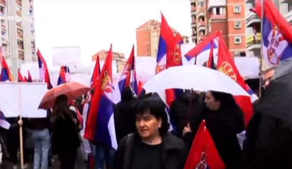 Serbët mblidhen në Mitrovicën e Veriut