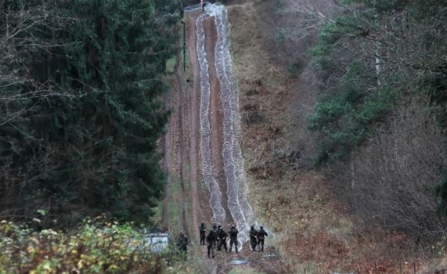 Polonia instalon një gardh me tela përgjatë kufirit rus