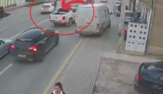  Prishtinë: Këmbësori goditet nga vetura në zebra, publikohen pamjet
