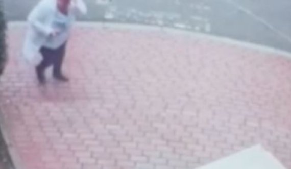 Ndodh në Tiranë, “pacienti” tenton të vjedhë doktorin, “përleshen” para spitalit