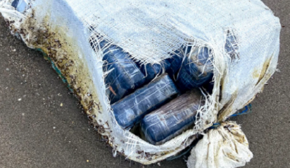 Gjen 11 kg kokainë në plazh, australiani e dorëzon në polici