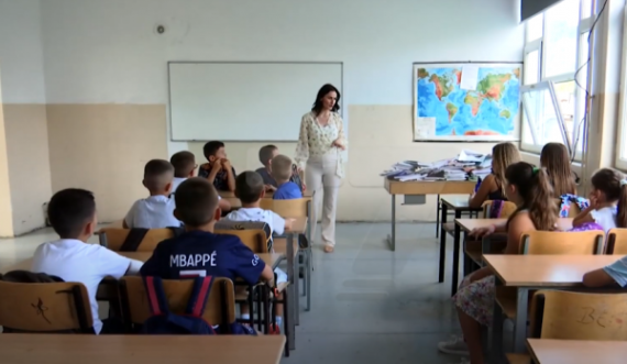 Motrat mësimdhënëse nga Gjilani nuk e përfillin grevën, i hapin dyert e shkollës për nxënësit e tyre