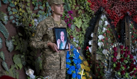 Ukraina i bën homazhe gruas ruse që luftoi në anën e ukrainasve