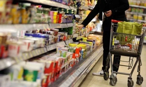 Nisma e qeverisë për zblutjen e inflacionit, ulje çmimesh në markete e farmaci 