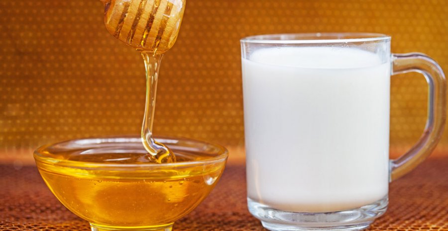 A e dini se qumështi i ngrohtë dhe mjalti ndalojnë kollën?