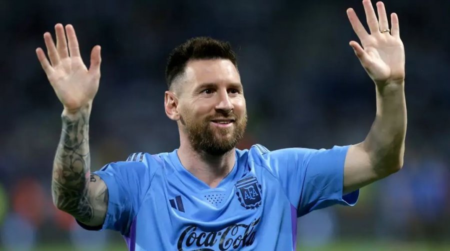 Messi i dhuroi shokut të skuadrës një nga trofetë e tij 