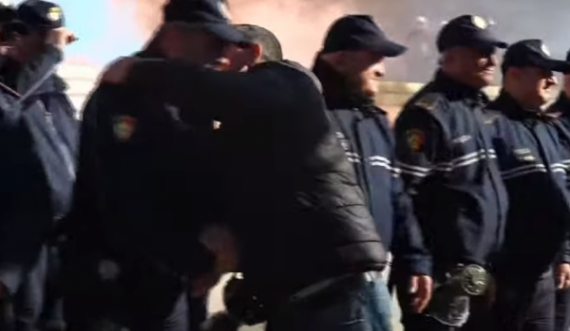 Gardhi para kryeministrisë, protestuesi përqafon dhe puth punonjësit e policisë