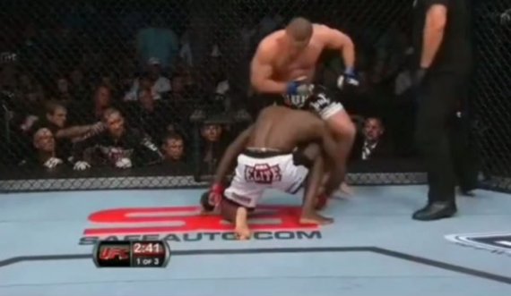 30 sekondat më të çmendur në histori të UFC-së, garuesi bën rikthim sensacional