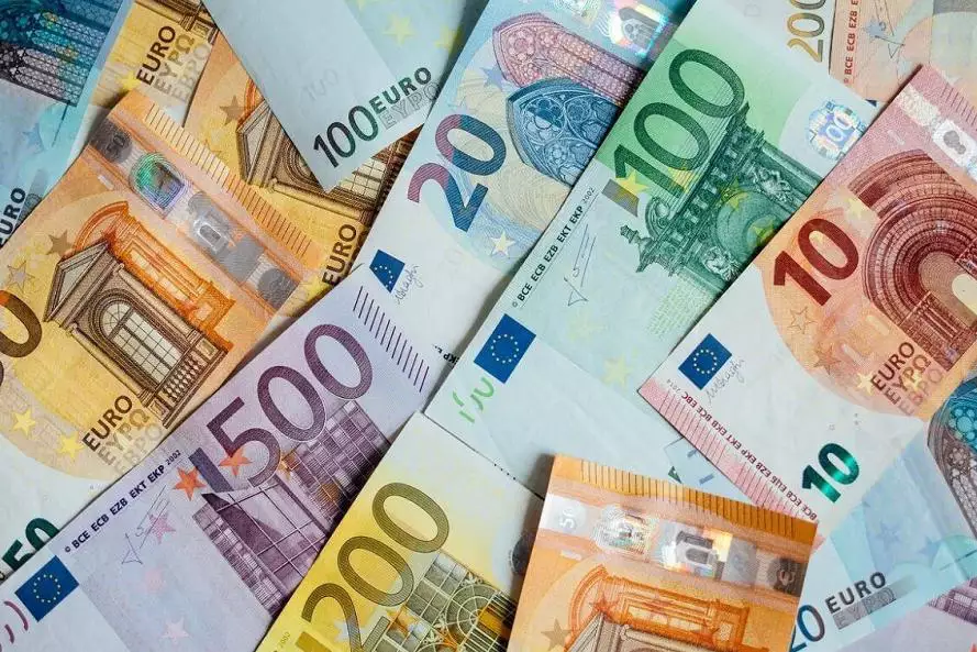 Shqiptari i vjedh grekut 35 mijë euro, blen veturë dhe luan bixhoz