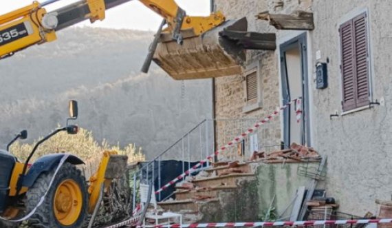 Vrau shqiptarin që tentoi t’i shkatërronte banesën me buldozer, gjykata liron nga burgu italianin