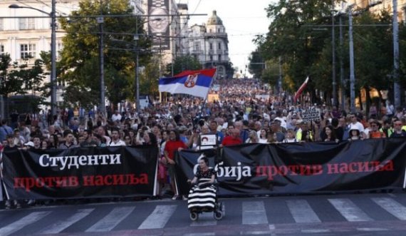Në Serbi rritet dukshëm pakënaqësia ndaj regjimit të Aleksandar Vuçiqit, ndryshon formë edhe protesta kundër tij