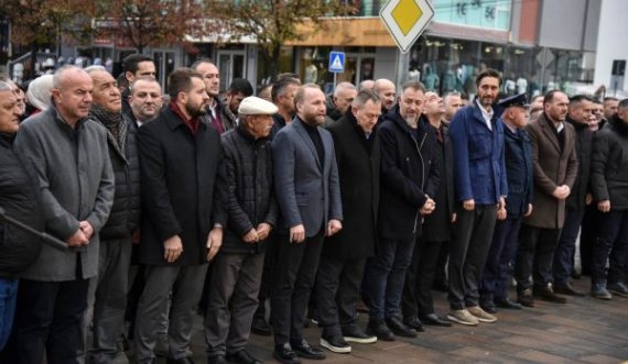Hysni Gucati i bashkohet PDK-së gjatë homazheve në Prekaz