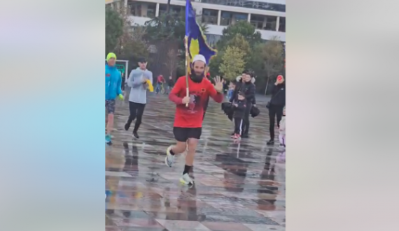 U nis nga Prishtina duke vrapuar për të nderuar Festën e Flamurit, atleti Erzen Zyberaj arrin në Tiranë 