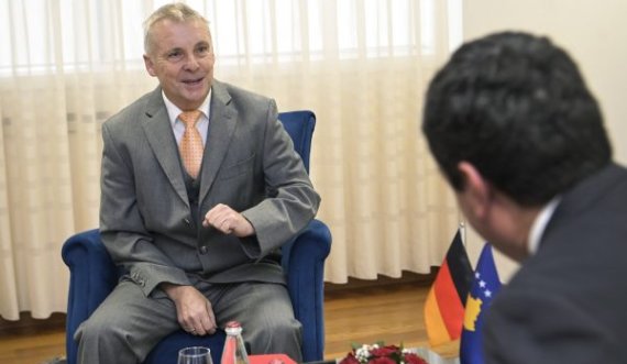 Kryeministri Kurti takohet me ambasadorin gjerman, ky i fundit i dhuron edhe një libër