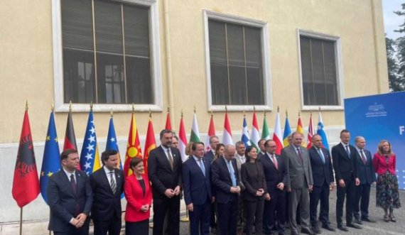 Takimi i ministrave të Jashtëm në Tiranë, Daçiç nuk fotografohet me homologët për shkak të Gërvallës