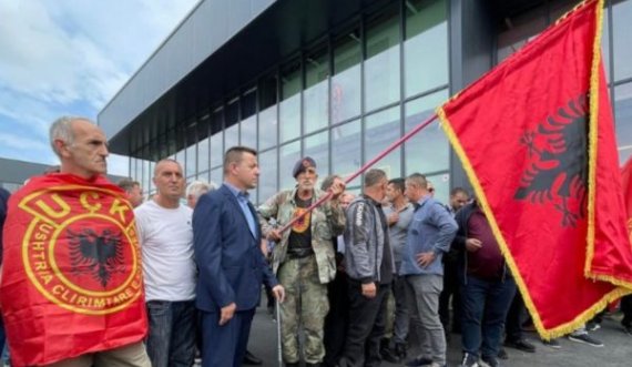 Protestuesit e OVL e UÇK-së hedhin telefonat në oborr të EULEX-it