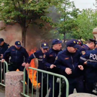 Protesta e dhunshme para Bashkisë në Tiranë, hidhet molotov
