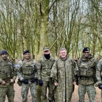 Ushtarët e Kosovës i trajnojnë ata ukrainas në Mbretëri të Bashkuar