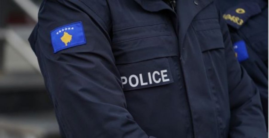 Gjilan: Policia ndalon një veturë për kontroll, konfiskon një armë, 15 fishekë dhe dy gëzhoja