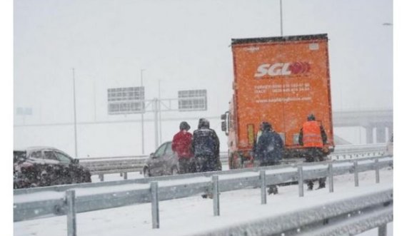 Bora dhe stuhia krijojnë probleme në Kroaci: Disa aksidente në autostradën Zagreb – Beograd