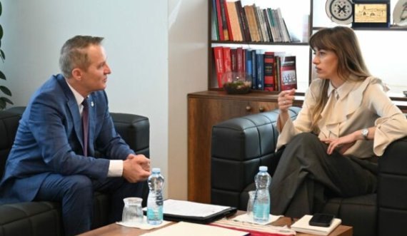 Haxhiu takohet me kryetarin e Vushtrrisë, diskutuan për mundësitë e dhënies të disa pronave të Ministrisë