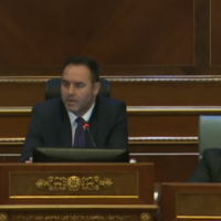 Konjufca i reagon deputetit të VV-së që e pengoi deputeten e LDK-së në foltore: Dimal Basha, ulu