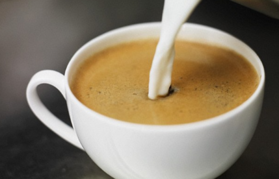 Si ndikon pirja e kafesë me qumësht në shëndetin tuaj?